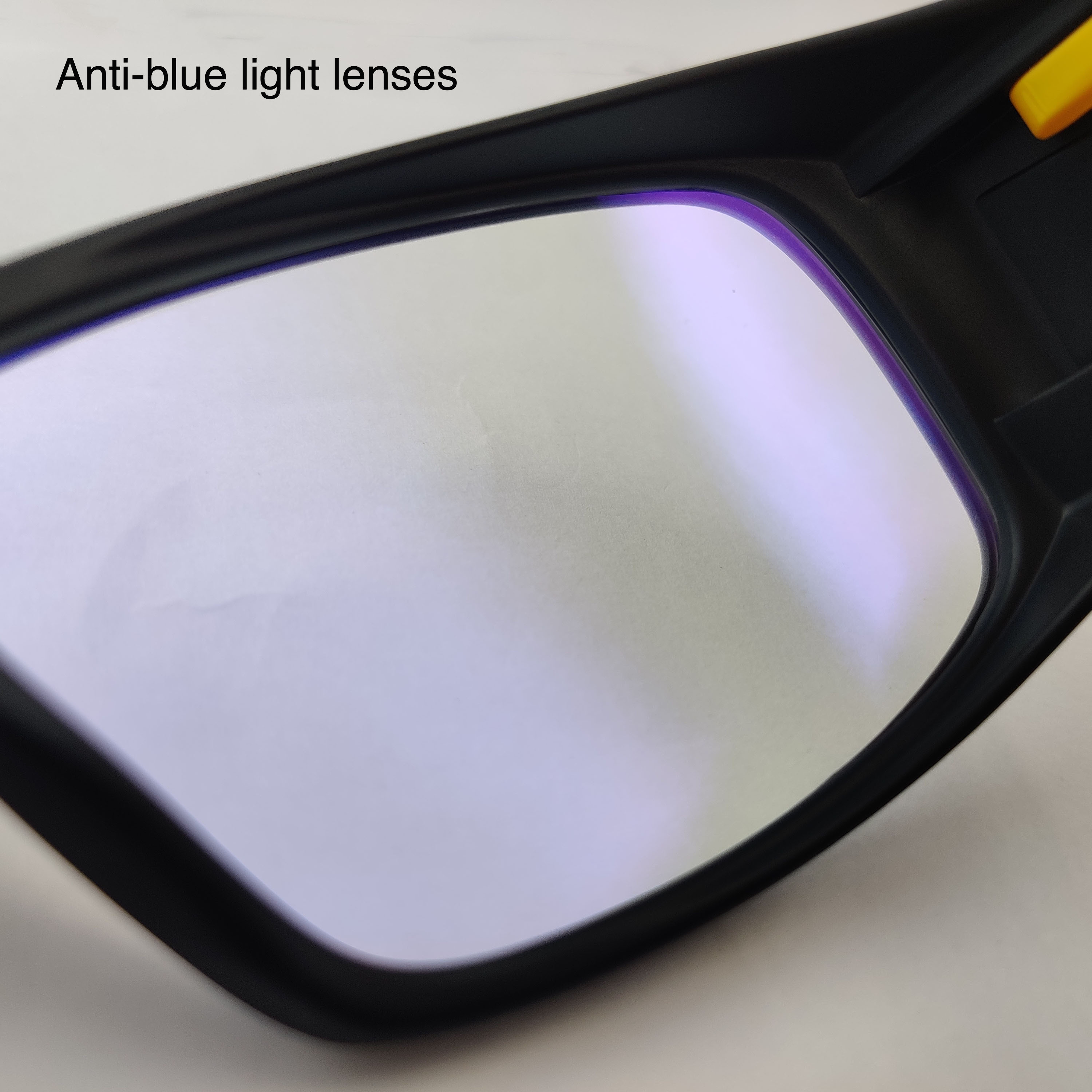 Ajuste sobre ajuste de luz azul con anteojos ópticos.